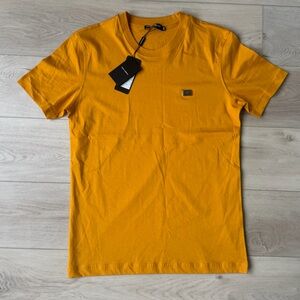 Dolce & Gabbana Men’s Gold Yellow Metal Logo Plaque T-Shirt Size 48 NWT